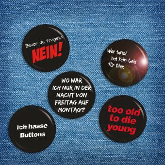 Ansteckbutton too old to die young auf Jeans